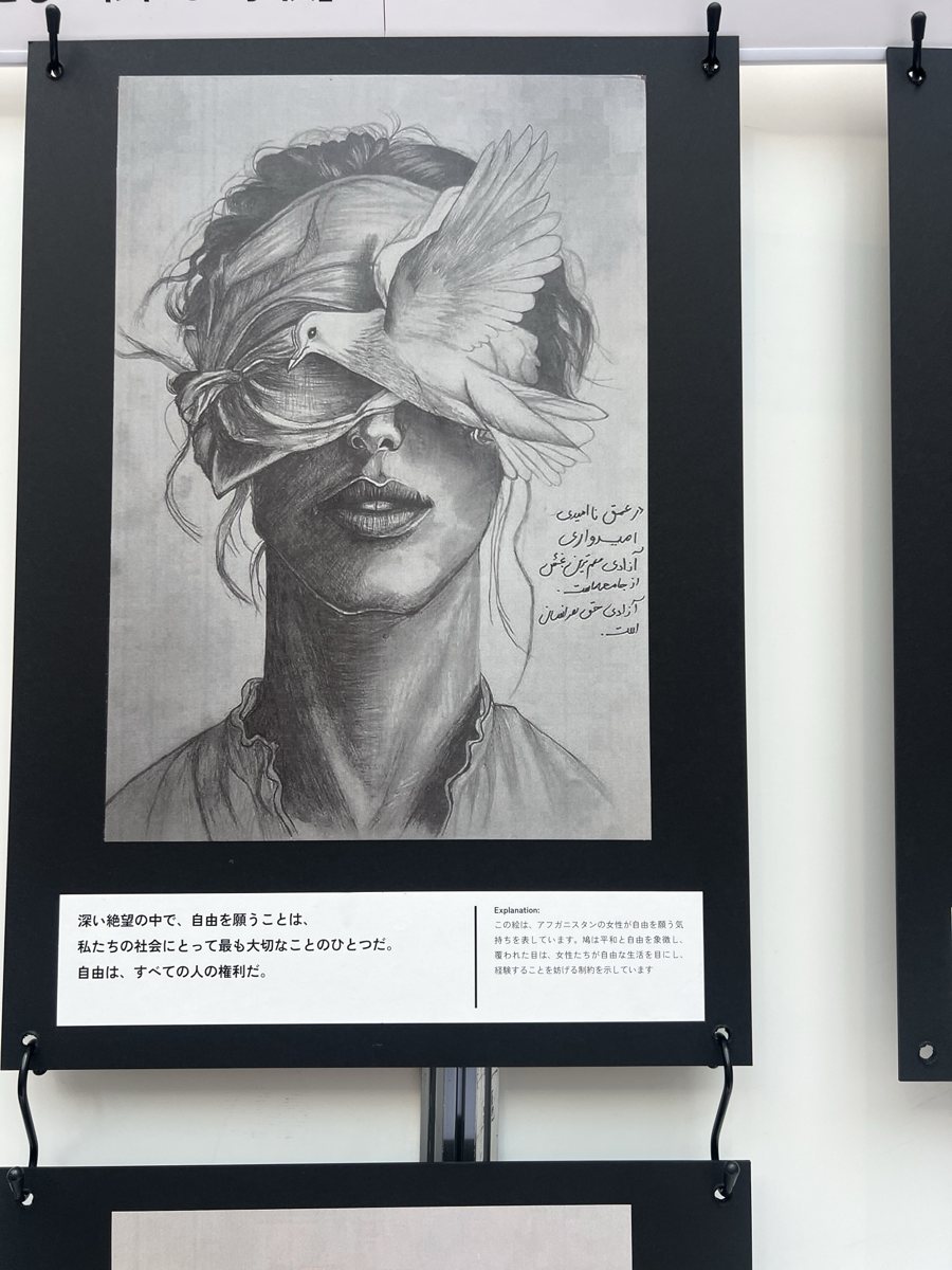 目を布で覆われた女性に白い鳩が舞い降りる鉛筆画